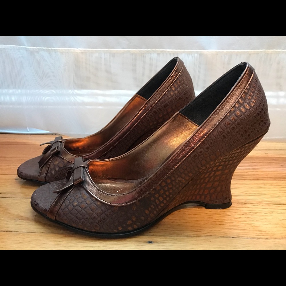 Wedge heel shoes